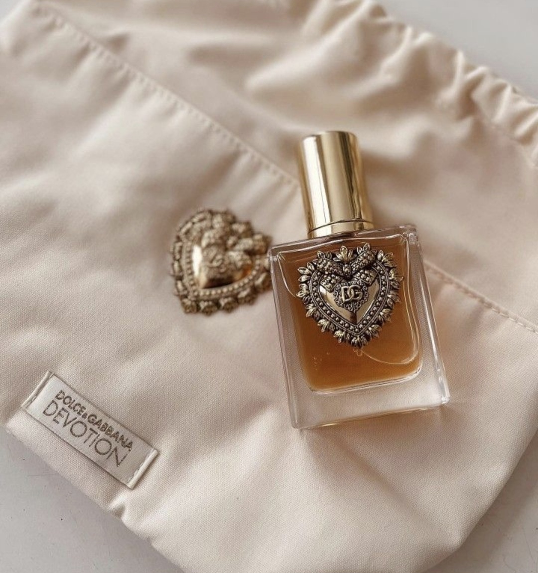 اكتشفي عطر Devotion من Dolce & Gabbana بمزيج فاخر من المارشميلو والورد والعنبر، في زجاجة فخمة ترمز للإخلاص والجاذبية الأنثوية.
